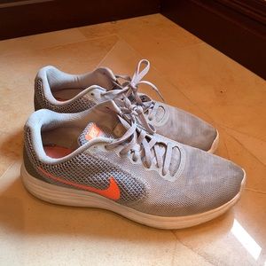 Nike Revolution 3 sneakers